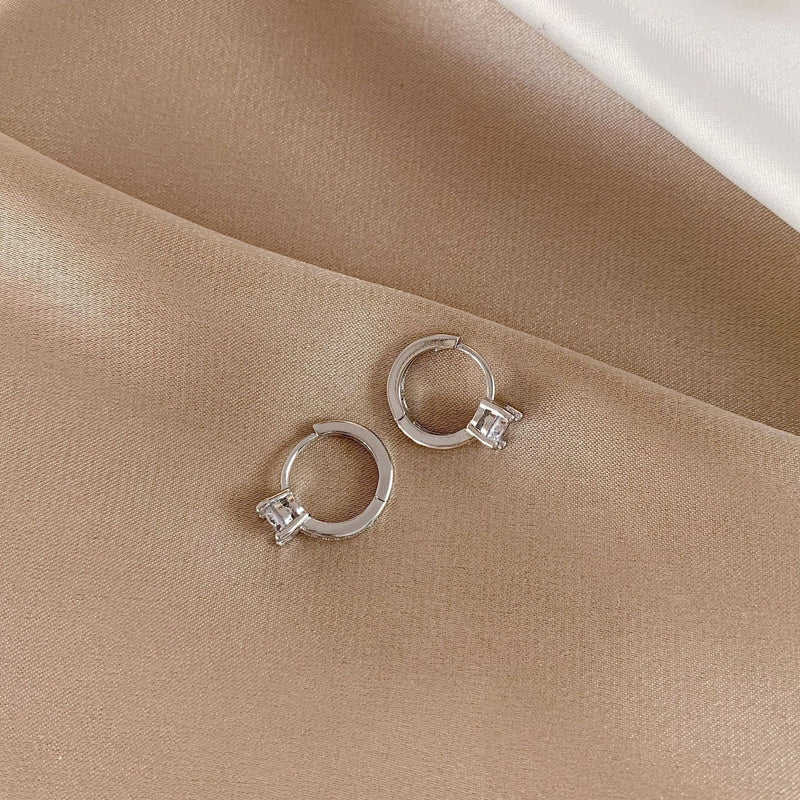 Elegant Golden Micro-inlaid Four-claw Round Earrings